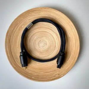 IKIGAI Audio KANGAI voedingskabel puur zilveren 5N geleiders met triple EMI/RFI-afscherming en aardingssysteem als IEC C13-10A of C19-16A vanaf 1,5 meter