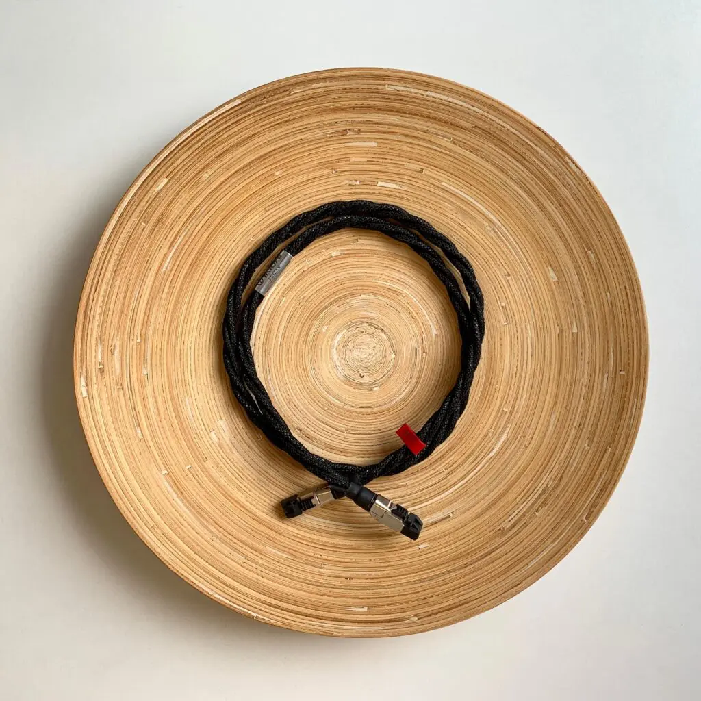 IKIGAI Audio KINZAN Gbit ethernetkabel met 8 puur zilveren 5N monokristal geleiders 5 verschillende EMI/RFI afschermingen en aardingssysteem vanaf 1,0 meter