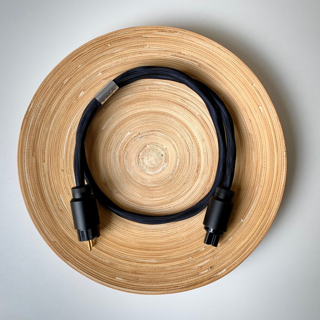 IKIGAI Audio KANGAI voedingskabel puur zilveren 5N geleiders met triple EMI/RFI-afscherming en aardingssysteem als IEC C13-10A of C19-16A vanaf 1,5 meter